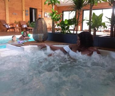 Espace intérieur avec jacuzzi et piscine dans les Chalets du Lac Belcaire