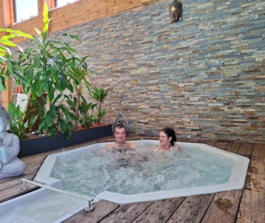 Spa intérieur avec jacuzzi et statue bouddha aux Chalets du Lac Belcaire