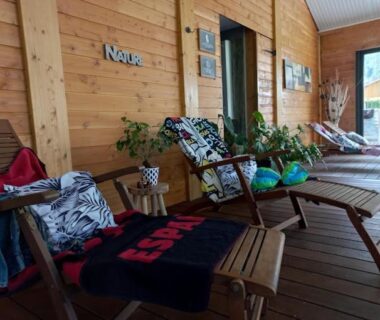 Terrasse avec transats en bois et plantes dans les Chalets du Lac Belcaire