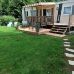 Terrasse en bois pelouse et transats au camping Les Ch'tis Normands 2