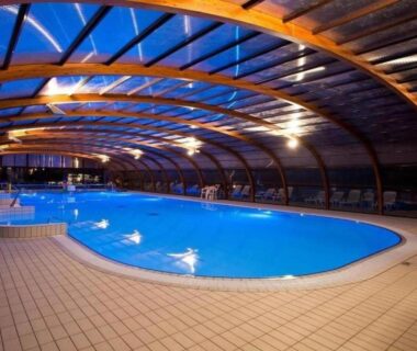 Piscine couverte dans l'espace aquatique du camping Les Ch'tis Normands 2
