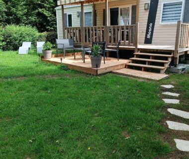 Terrasse en bois pelouse et transats au camping Les Ch'tis Normands 2