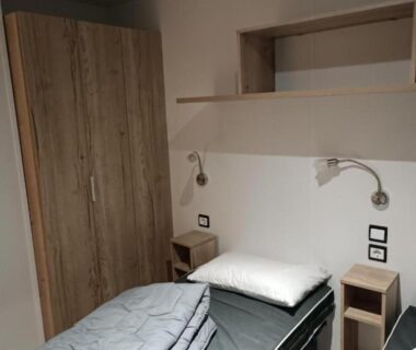 Chambre avec lits simples armoire et lampes dans l'hébergement Les Ch'tis Normands 2