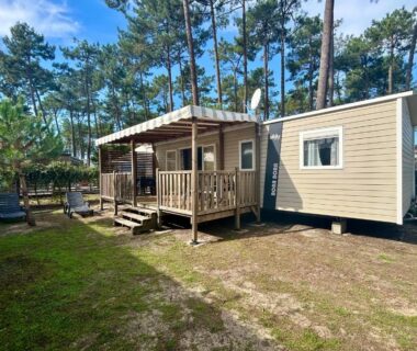 Mobil-home sur terrasse dans la pinède au camping Les Dunes d'EZC