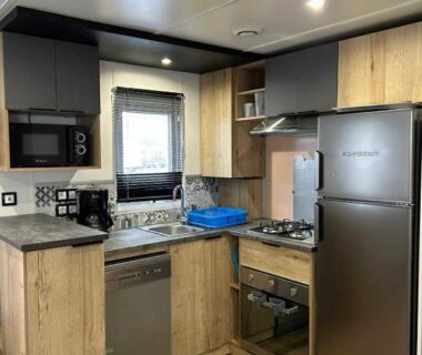 Cuisine équipée avec réfrigérateur et plaques de cuisson dans le mobil-home familial Les Dunes d'EZC