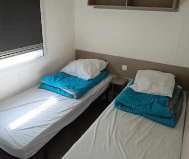 Chambre avec deux lits simples au camping Les Dunes de Contis 4 étoiles