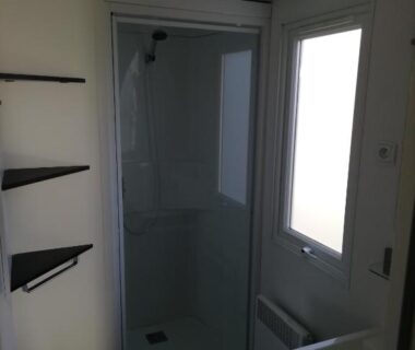 Salle de douche avec cabine et lavabo dans le mobil-home Les Dunes de Contis 4 étoiles