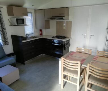 Intérieur kitchenette et coin repas dans le mobil-home Les Dunes de Contis 4 étoiles