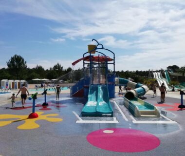 Aire de jeux aquatique avec toboggans dans le camping Les Dunes de Contis