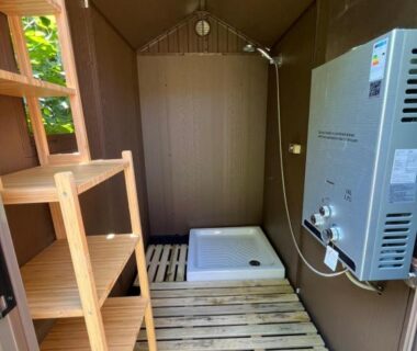 Cabine de douche avec bac et chauffe-eau au camping Les Hulottes