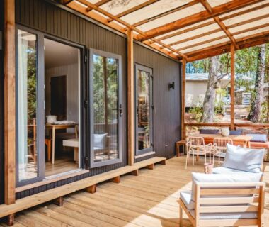 Terrasse en bois avec fauteuils et table au camping Les Maritimes
