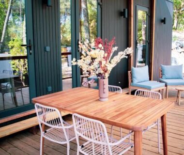 Terrasse en bois avec table et chaises du logement Les Maritimes