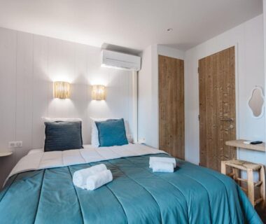 Chambre avec lit double et climatisation au camping Les Maritimes