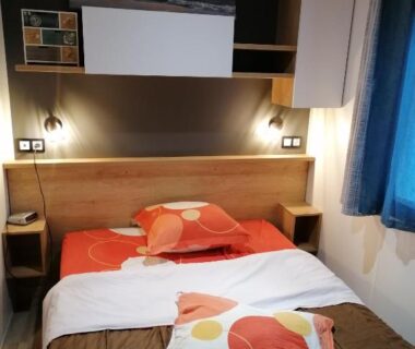 Intérieur chambre avec lit double au camping Les Pins del Sol la réserve