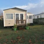 Pelouse avec mobil-home et petite terrasse au camping Les Pins del Sol la réserve