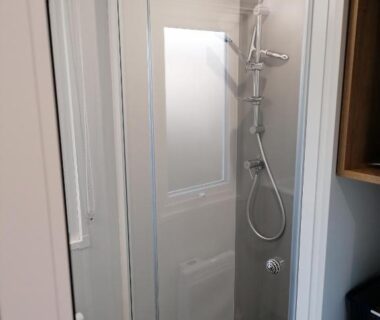 Salle d'eau avec douche dans le mobil-home Les Pins del Sol camping la réserve