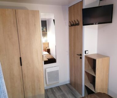 Intérieur du logement avec armoire et télévision au camping Les Pins del Sol la réserve