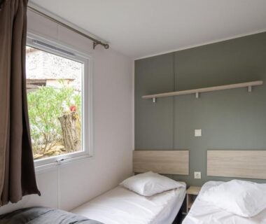 Chambre avec deux lits simples dans le mobil home Les Rives d’Auzon confort 6 pers
