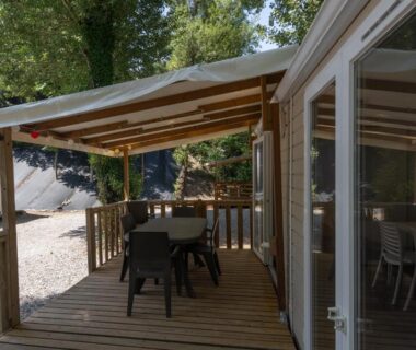 Terrasse couverte avec table et chaises du logement Les Rives d’Auzon confort 6 pers