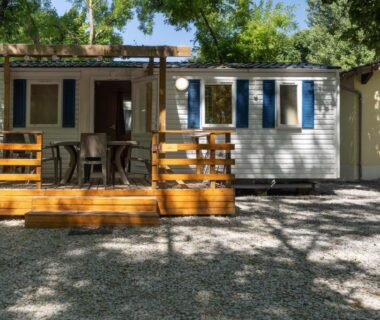 Terrasse en bois ombragée devant le mobil-home Les Rives d'Auzon confort 6 pers