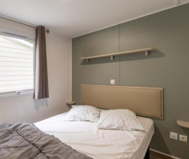 Chambre avec lit double et fenêtre dans Les Rives d’Auzon confort 6 pers