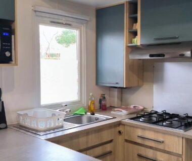 Cuisine équipée dans le mobil-home du camping Les Sables du Midi