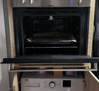 Cuisine équipée avec four ouvert et lave-linge dans l'hébergement Les Sables du Midi