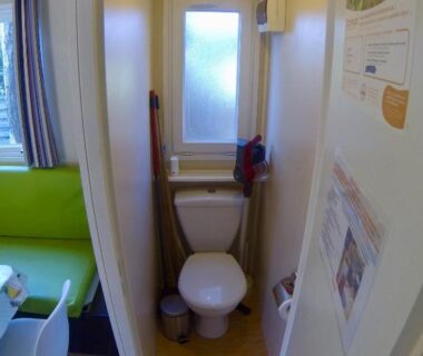 WC et coin repas dans le mobil-home au camping Les Salins de la Gardiole