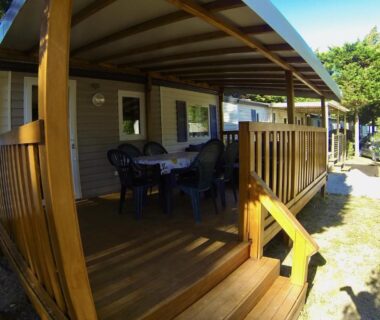 Terrasse couverte en bois du mobil-home au camping Les Salins de la Gardiole