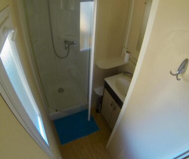 Salle de bain compacte avec douche au camping Les Salins de la Gardiole