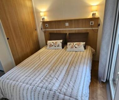 Chambre double dans l'hébergement avec lit et rangements au camping Les bords du Rhône