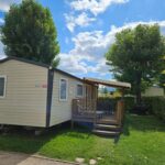 Mobil-home avec terrasse et pelouse au camping Les bords du Rhône