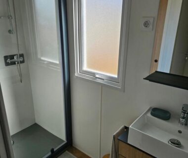 Salle de bains avec douche et lavabo au camping Les bords du Rhône