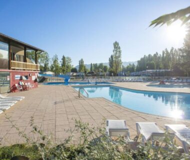 Piscine extérieure avec transats au camping Les bords du Rhône