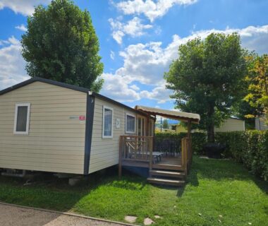 Mobil-home avec terrasse et pelouse au camping Les bords du Rhône