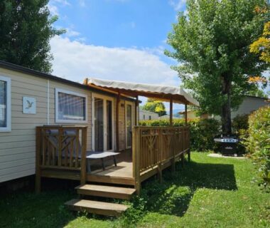 Mobil-home avec terrasse et pelouse au camping Les bords du Rhône