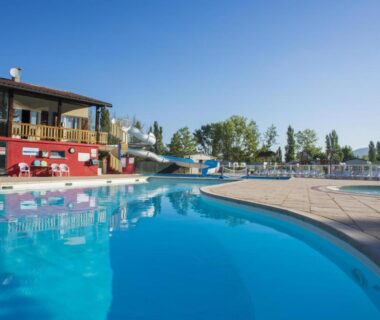Piscine extérieure avec toboggan et terrasse au camping Les bords du Rhône