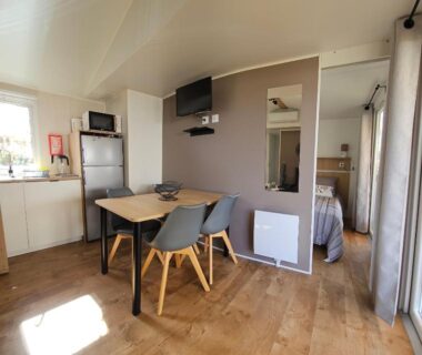 Coin repas et kitchenette dans le logement Les bords du Rhône