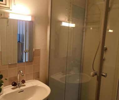Salle de bains avec douche vitrée dans Les cabanes de l'île aux oiseaux Guern