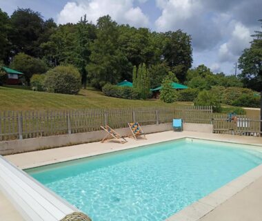 Piscine extérieure avec transats dans le camping Les cabanes de l'île aux oiseaux Guern
