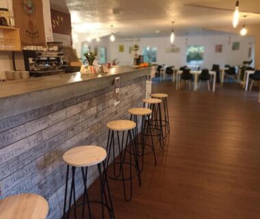 Bar intérieur avec comptoir et tabourets au camping Les cabanes de l'île aux oiseaux Guern