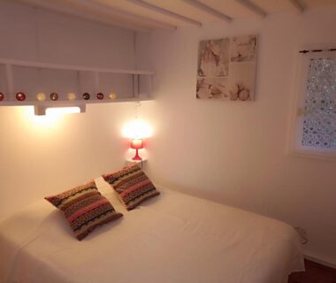 Chambre avec lit double et lampes dans Les cabanes de l'île aux oiseaux Guern