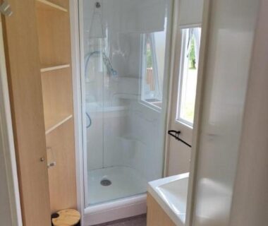 Salle de bain avec cabine de douche et lavabo dans Les chalets Salinéens