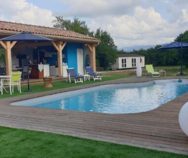 Piscine sur terrasse en bois avec abri couvert au camping Les chalets Salinéens