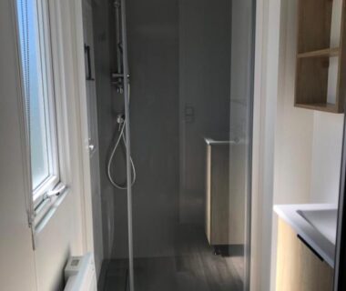Salle de douche dans le mobil-home avec cabine vitrée Les dunes de Contis Chez Edith