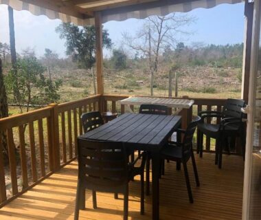 Terrasse couverte avec table et chaises du camping Les dunes de Contis