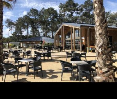 Terrasse extérieure avec tables et chaises au camping Les dunes de Contis Chez Edith