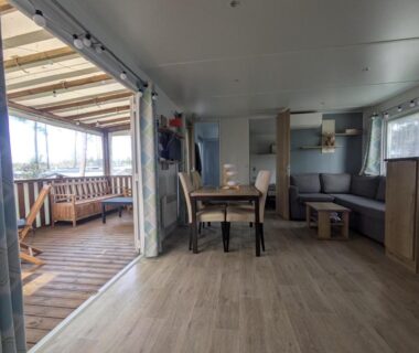 Intérieur avec salon et terrasse couverte du mobil-home Les dunes de Contis océan atlantique