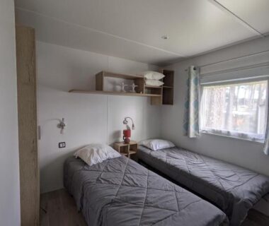 Chambre avec deux lits simples dans le mobil-home Les dunes de Contis océan atlantique