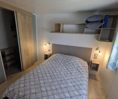 Chambre avec lit double et rangements dans le camping Les dunes de Contis océan atlantique